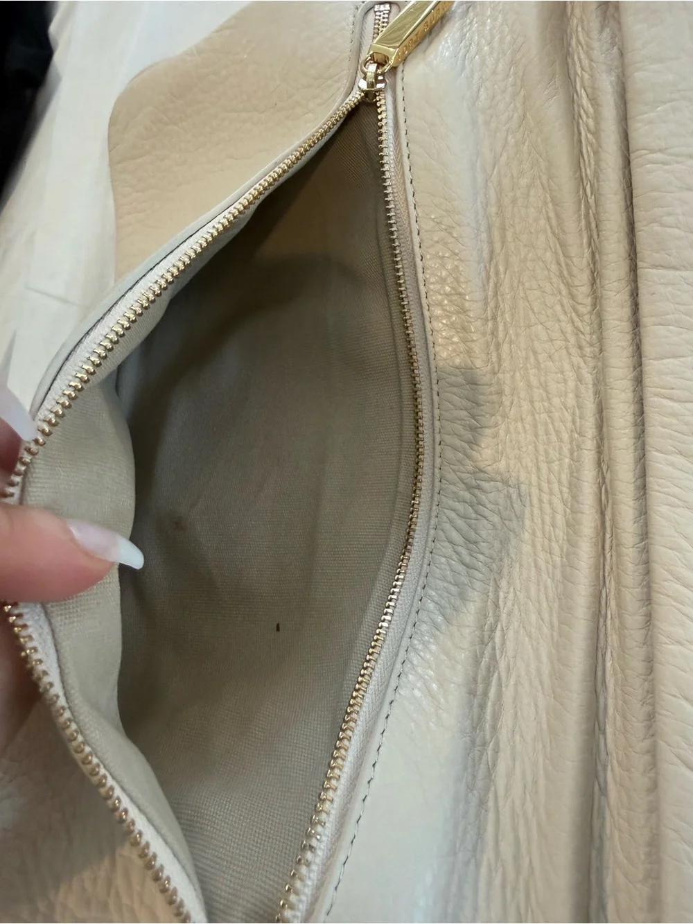 Tory Burch Ivory/Beige Pebbled Leather Shoulder Bag with Gold Logo